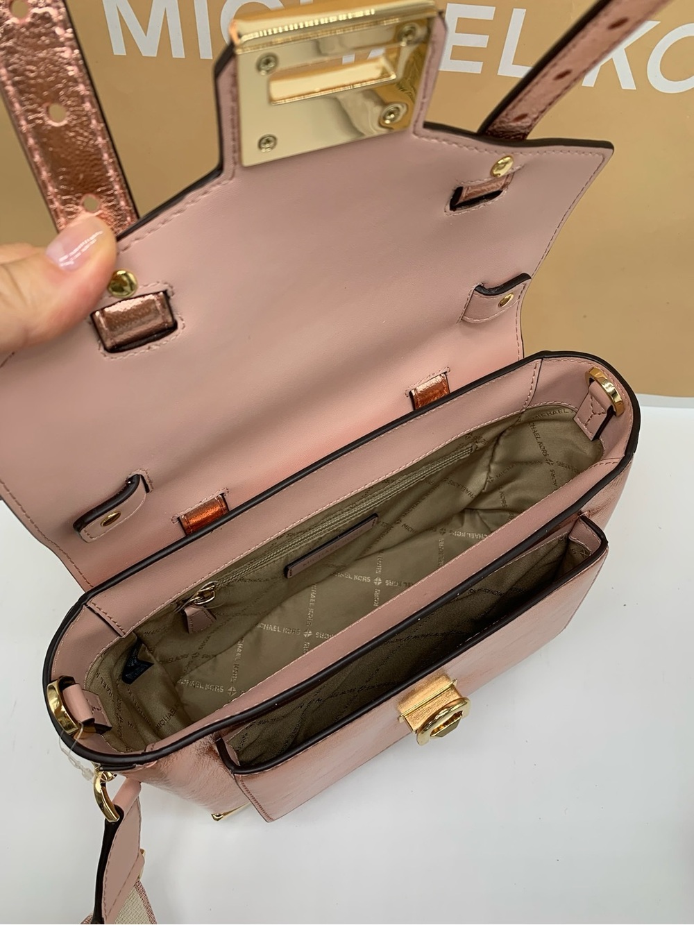 MICHAEL KORS
Manhattan Medium Top
Hand School Patent Satchel Primrose color - Picture 11 of 14